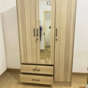 Armoire 3 porte en bois avec miroir et tiroir