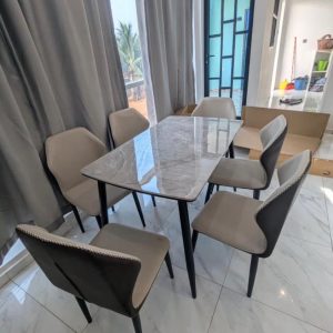 Table en marbre + 4 chaises